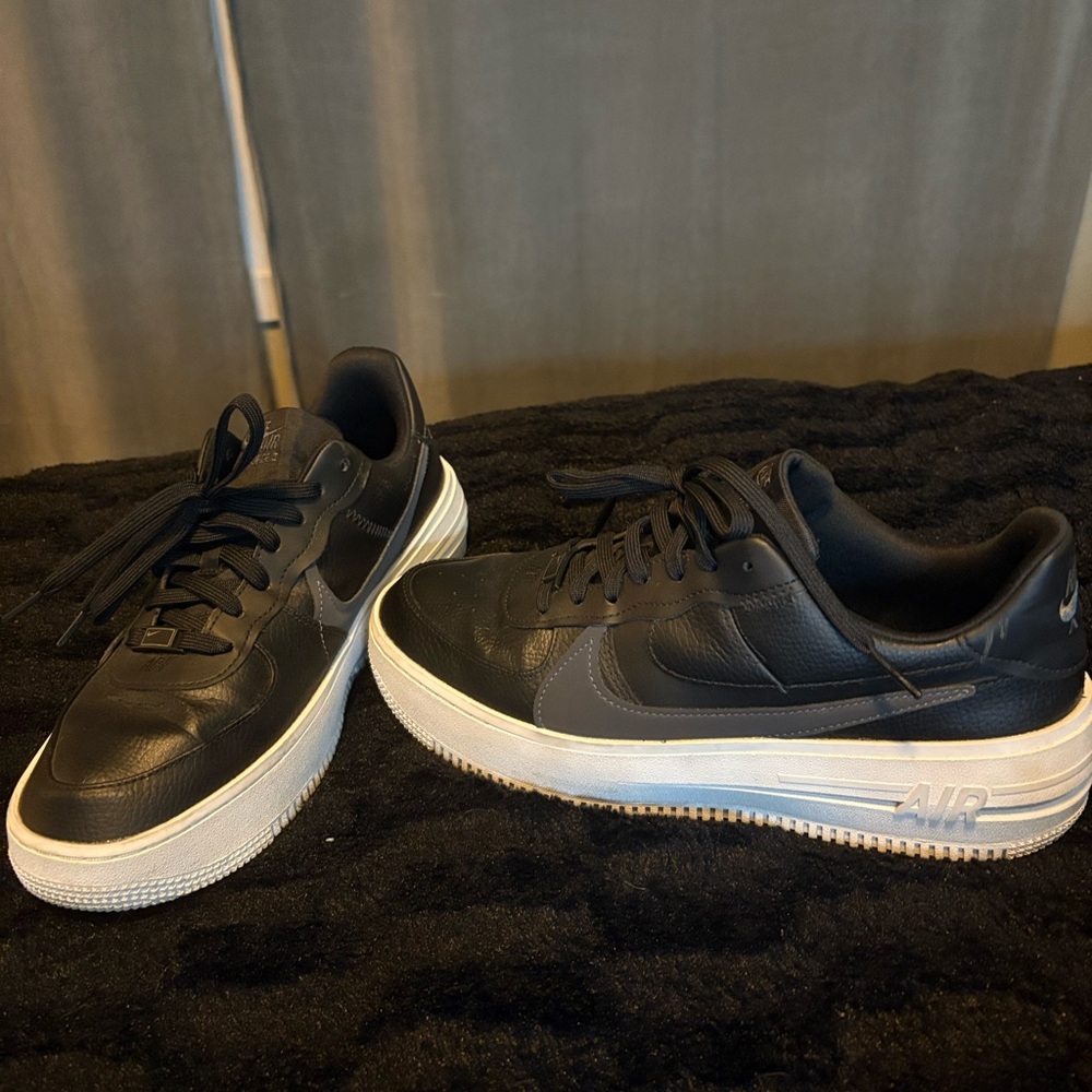 Sleek Black and Gray Men's Sneakers
